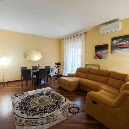 Grazioso Con Parcheggio Privato Lejlighed